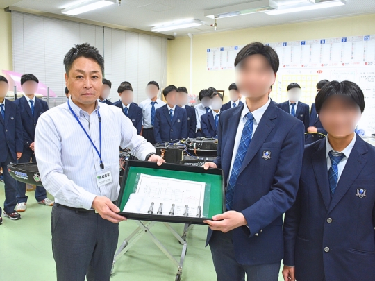 競技用電気自動車の前輪シャフトを提供いたしました